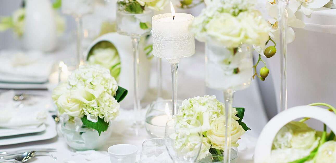 Für anspruchsvolle Tischdekorationen finden Sie bei uns neben Schnittblumen auch die passenden Vasen, Gläser, Bänder oder Perlen.